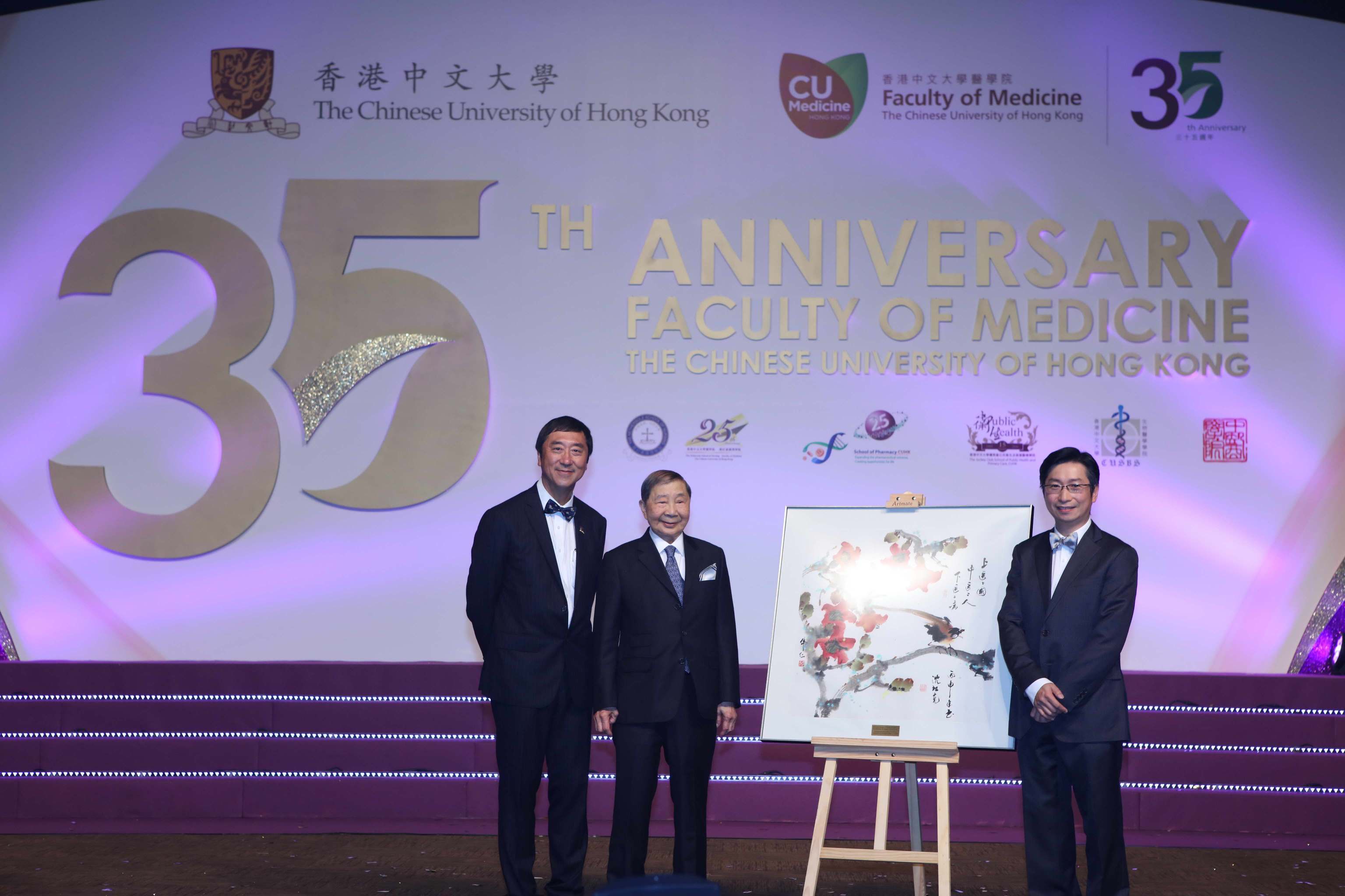 Centre) Mr. Charlie LEE, Chairman of The Charlie Lee Charitable Foundation bided a traditional Chinese flowers-and-birds painting at HKD 360,000. The painting was drawn by Prof. Philip CHIU (right), Professor of the Department of Surgery and Assistant Dean (External Affairs) of the Faculty, with calligraphy from the hand of Vice-Chancellor Prof. Joseph SUNG.